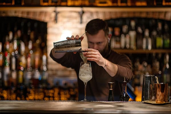 Le tendenze cocktail 2025: cosa cambia nel servizio bar