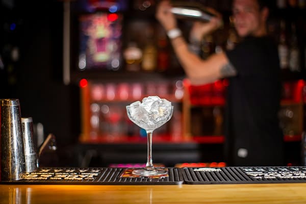 Le tendenze cocktail 2025: cosa cambia nel servizio bar