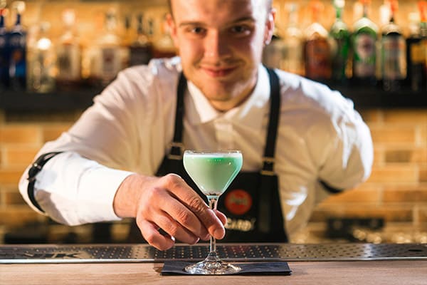 Le tendenze cocktail 2025: cosa cambia nel servizio bar