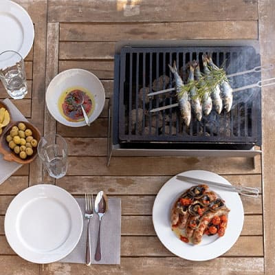 Barbecue da tavolo nella cucina professionale