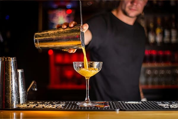 Cocktail 2025: stupire dietro il bancone con stile e innovazione