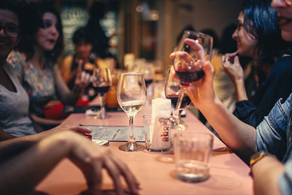 Arriva l’estate ed è tempo di happy hour: i consigli per prepararlo nel tuo locale