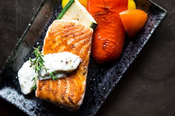 servire e presentare piatti al ristorante di mare